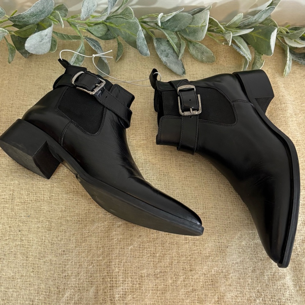 Momenti black leather ankle boots women size 37 or 6.5